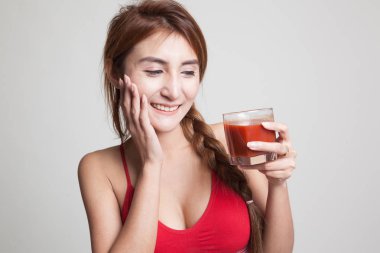 Domates suyu gibi sağlıklı güzel Asyalı kız.