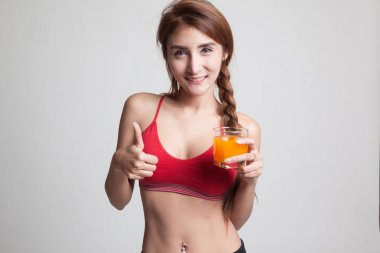 Güzel Asyalı sağlıklı kız portakal suyu başparmak içme.