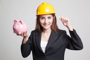 Bir madeni para ve domuz para banka Asya mühendis kadınla.