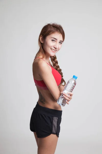 Hermosa chica sana asiática con botella de agua potable . —  Fotos de Stock