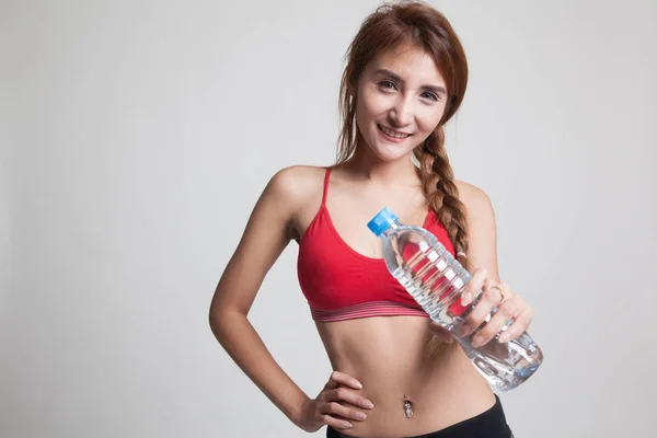 Menina saudável asiática bonita com garrafa de água potável . — Fotografia de Stock