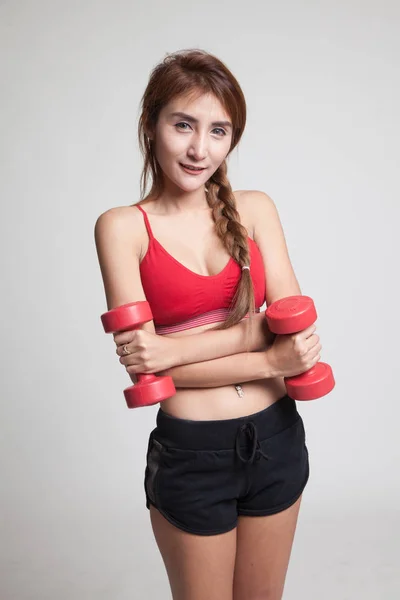 डंबेलसह सुंदर आशियाई निरोगी मुलगी व्यायाम . — स्टॉक फोटो, इमेज