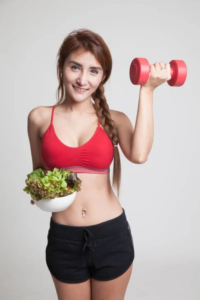 Güzel Asyalı sağlıklı kız dumbbell ve salata ile. — Stok fotoğraf