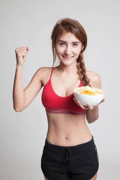 Beautiful Asian healthy girl  eat potato chips. — Stock Photo, Image