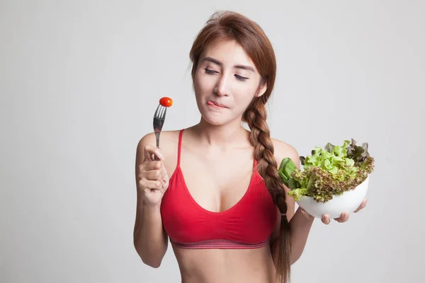 Güzel Asyalı sağlıklı kız zevk salata yemek. — Stok fotoğraf