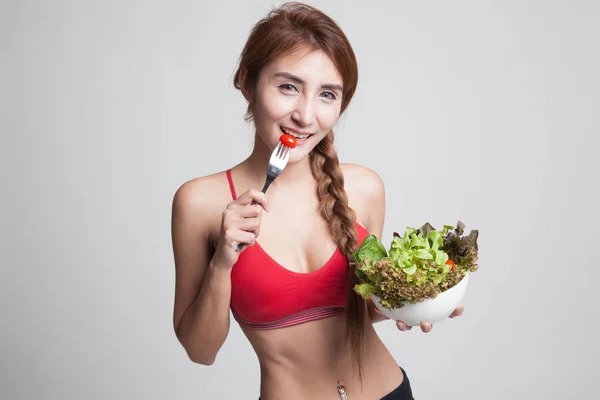 Schöne asiatische gesunde Mädchen genießen Salat essen. — Stockfoto