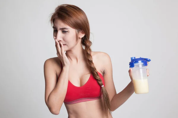 Krásná Asiatka zdravé nenávidí syrovátkové bílkoviny. — Stock fotografie