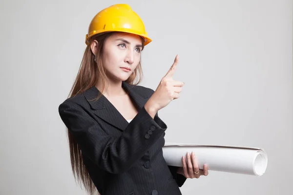 Asiatique ingénieur femme pointant avec des plans . — Photo