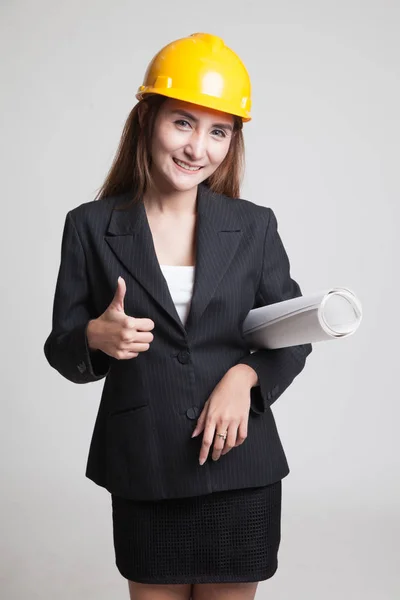 Aziatische ingenieur vrouw met blauwdrukken Toon duimschroef opwaarts. — Stockfoto