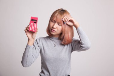 Asyalı kadın hesap makinesi ile ağrıyor.