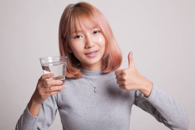 Genç Asyalı kadın Yaşasın içme suyu bir bardak.