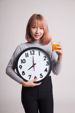 Asyalı kadın saati içki portakal suyu ile.