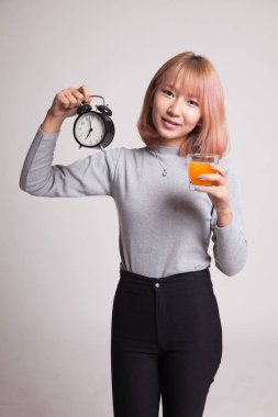 Asyalı kadın saati içki portakal suyu ile.