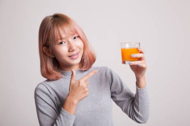 Portakal suyu noktasına genç Asyalı kadın.