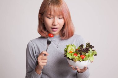 Salata sağlıklı Asyalı kadın.