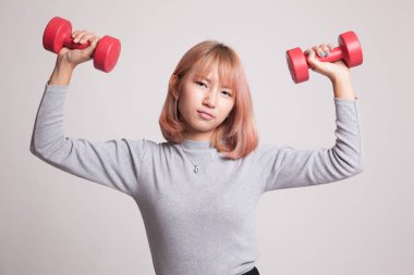 Asyalı kadın dumbbells ile yorgun.