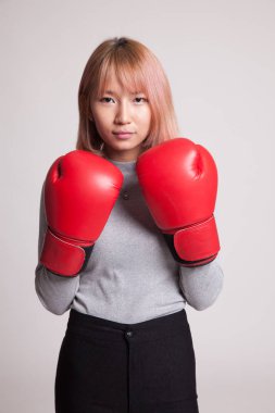 Genç Asyalı kadın kırmızı boks eldivenli.
