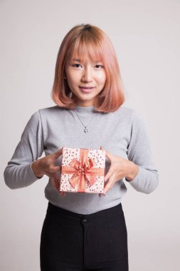 Genç Asyalı kadın ile bir hediye kutusu.