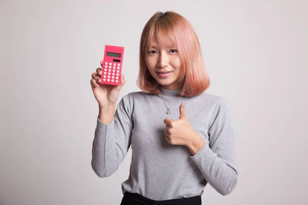 Asian woman thumbs up with calculator. — Stock Photo, Image