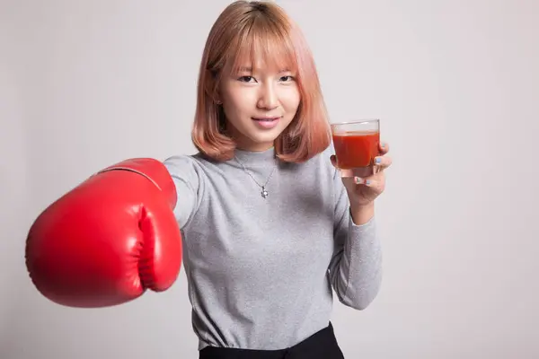 Joven mujer asiática con jugo de tomate y guante de boxeo . —  Fotos de Stock