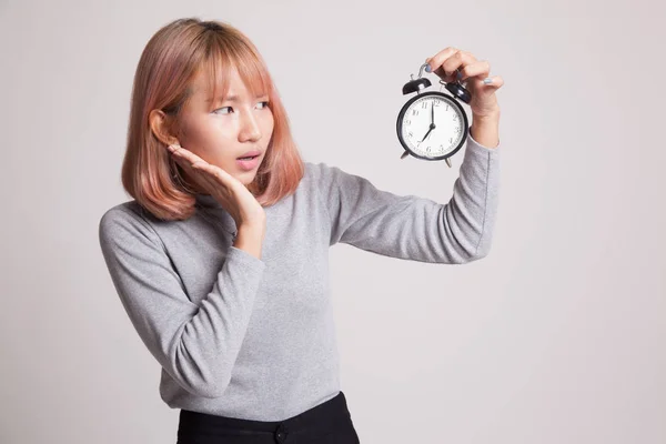 Jeune femme asiatique est stressé avec une horloge . — Photo