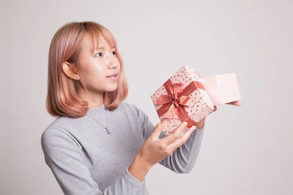 Giovane donna asiatica aprire una scatola regalo . — Foto Stock