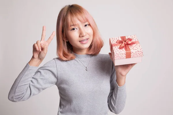 Fiatal ázsiai nő Térkép győzelem jele egy ajándék doboz. — Stock Fotó