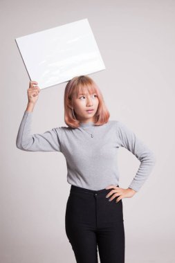 Beyaz boş işareti ile genç Asyalı kadın.