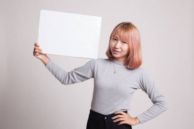 Beyaz boş işareti ile genç Asyalı kadın.