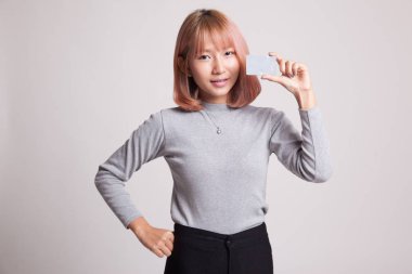 Genç Asyalı kadın gülümseme ile boş kartı.