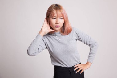 Güzel genç Asyalı kadın için bir şey dinle.