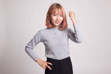 Başarılı genç Asyalı kadın tutun yumruk kadar.