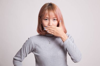 Genç Asyalı kadın ağzını el ile kapatın.