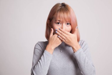 Güzel genç Asyalı kadın ağzını kapatın.