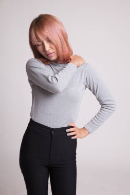 Genç Asyalı kadın geri ağrı var.