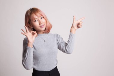 Genç Asyalı kadın üzerine gelin ve Tamam göster.