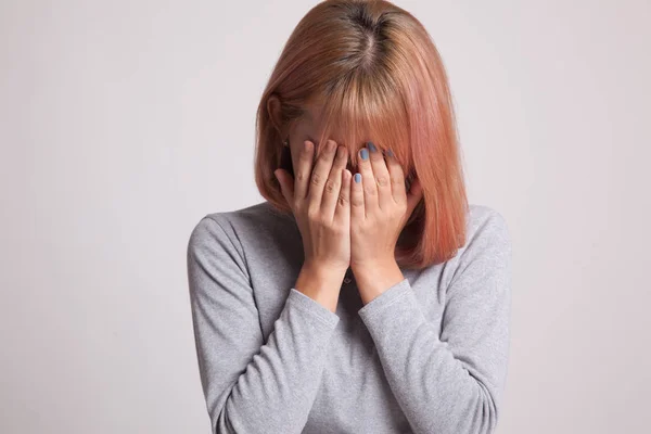 Triste giovane donna asiatica piangere con palma a faccia. — Foto Stock