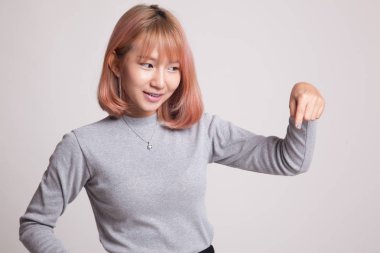 Güzel genç Asyalı kadın noktası boş yer aşağı.