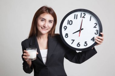 Sağlıklı Asyalı kadın süt içme cam saat tutun.