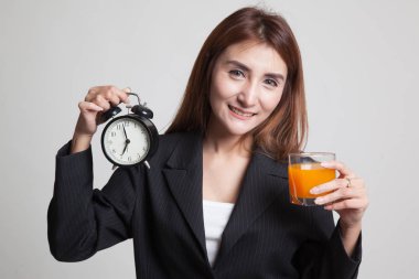 Asyalı kadın saati içki portakal suyu ile.