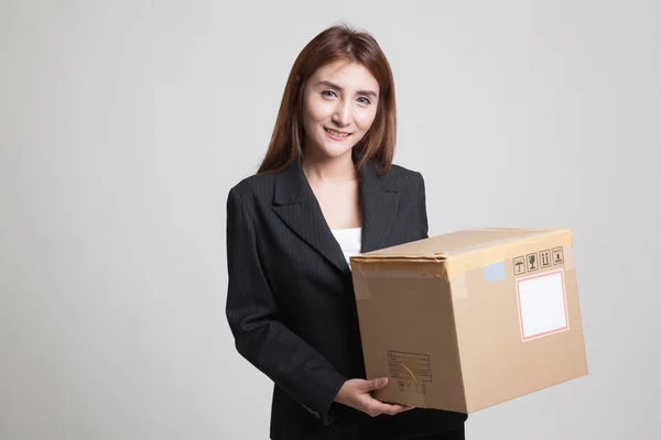 Joven mujer trabajadora asiática con caja de envío —  Fotos de Stock