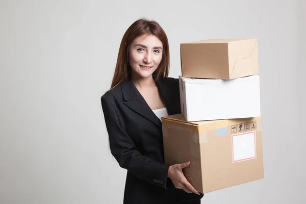 Joven mujer trabajadora asiática con 3 cajas de envío —  Fotos de Stock