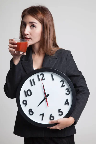 Joven mujer asiática con jugo de tomate y reloj . — Foto de Stock