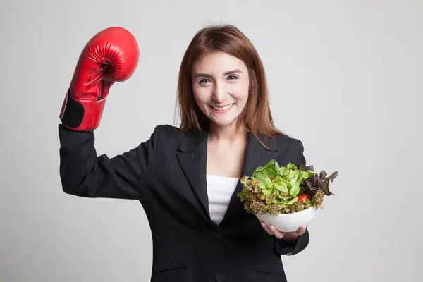 Genç Asyalı kadın boks eldiven ve salata ile. — Stok fotoğraf