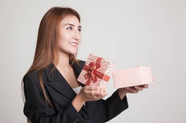 Genç Asyalı kadın açık bir hediye kutusu.