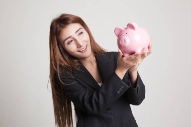 Bir domuz para banka ile genç Asyalı kadın.