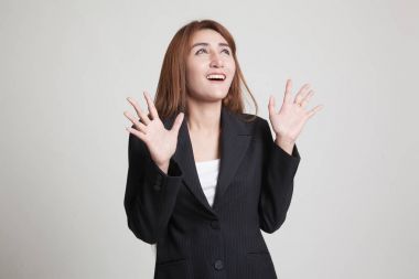 Heyecanlı genç Asyalı kadın aramak.