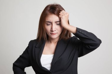 Genç Asyalı kadın hasta ve baş ağrısı var.