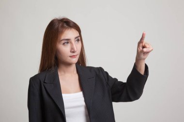 Asyalı kadın parmak ile ekranın dokunmadan.