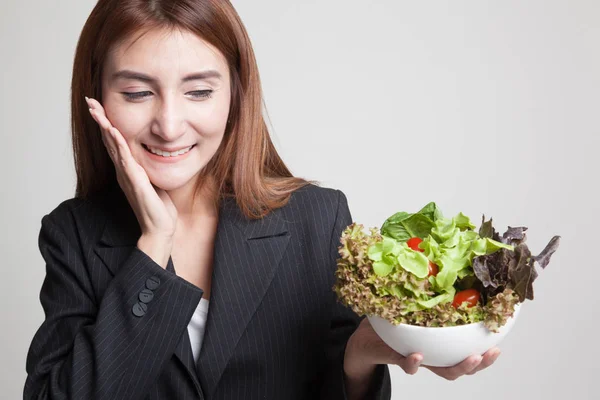 Friska asiatisk kvinna med sallad. — Stockfoto